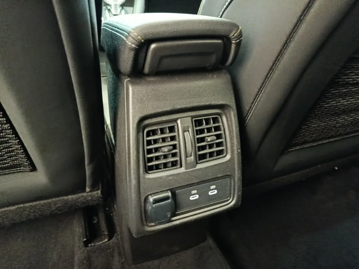 Vue rapprochée de la console arrière noire avec bouches d’aération et ports USB du Renault Symbioz 2025.
