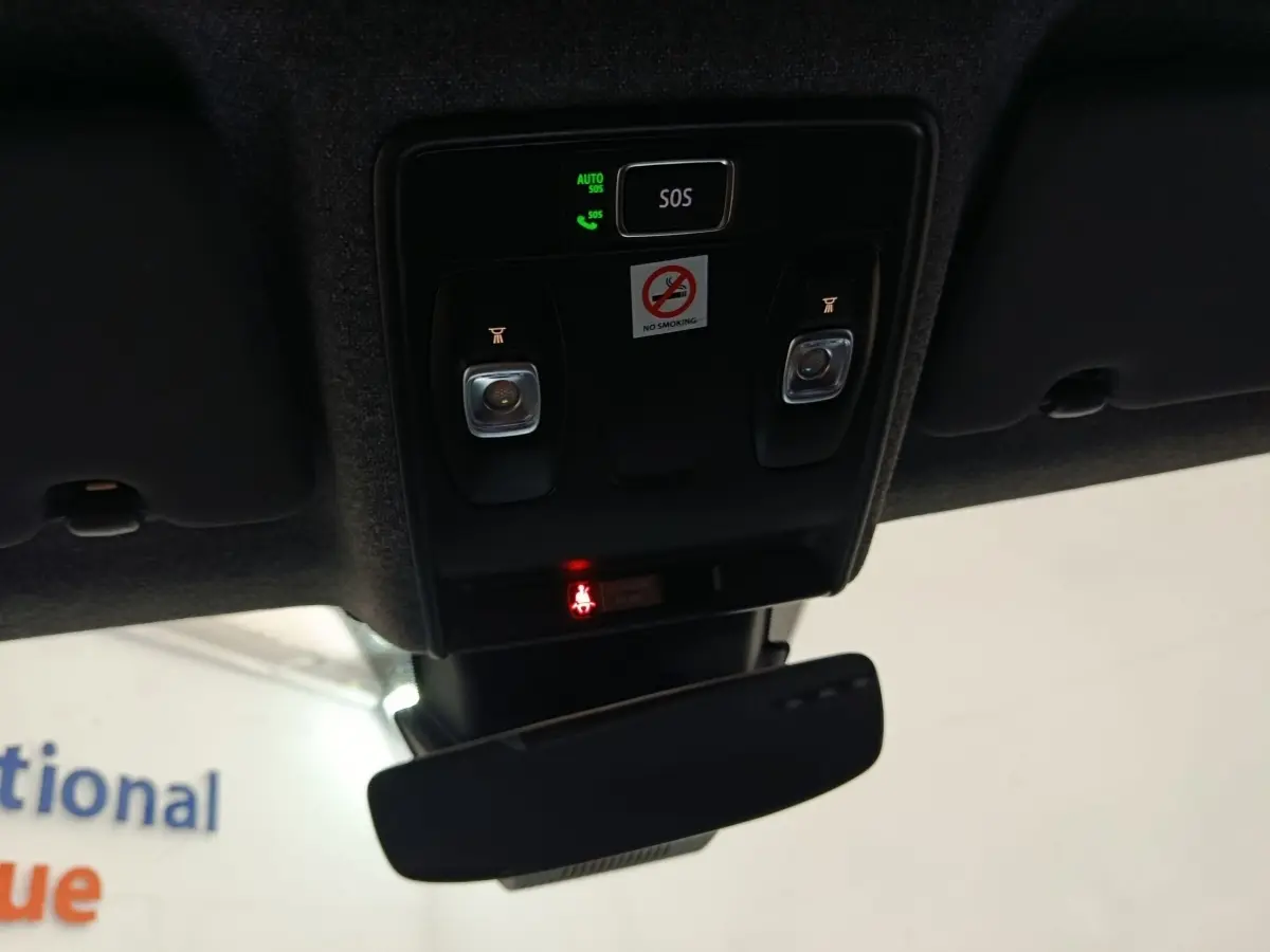 Vue intérieure du plafonnier noir avec bouton SOS et éclairages de lecture du Renault Symbioz noir 2025.