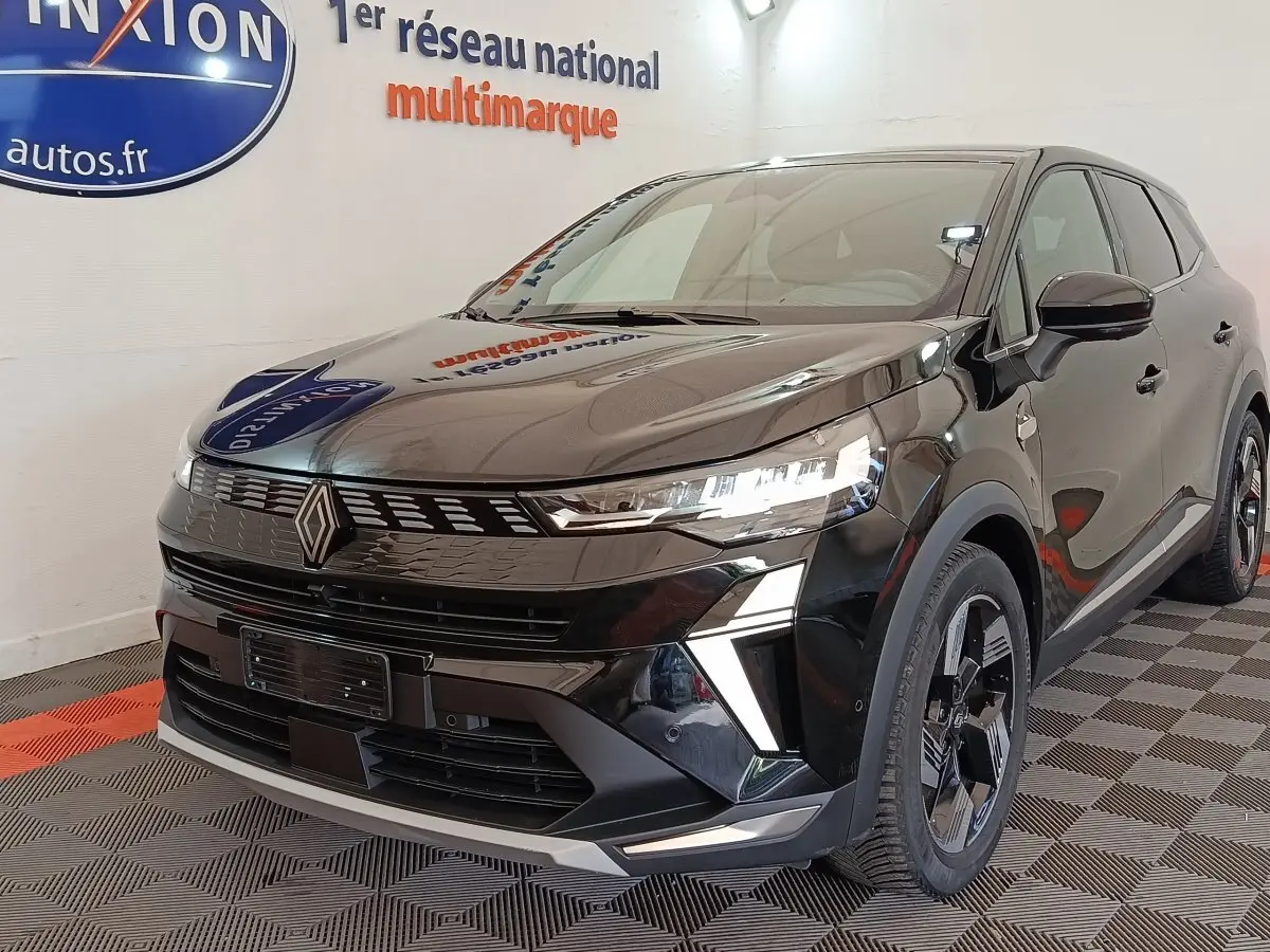 Renault Symbioz noir vue 3/4 avant droit, avec feux LED distinctifs et calandre moderne en showroom.