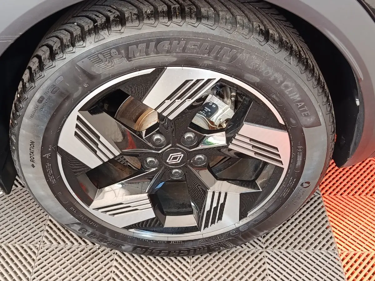 Gros plan sur la roue avant droite du Renault Symbioz noir, jante alliage au design moderne et pneus Michelin.