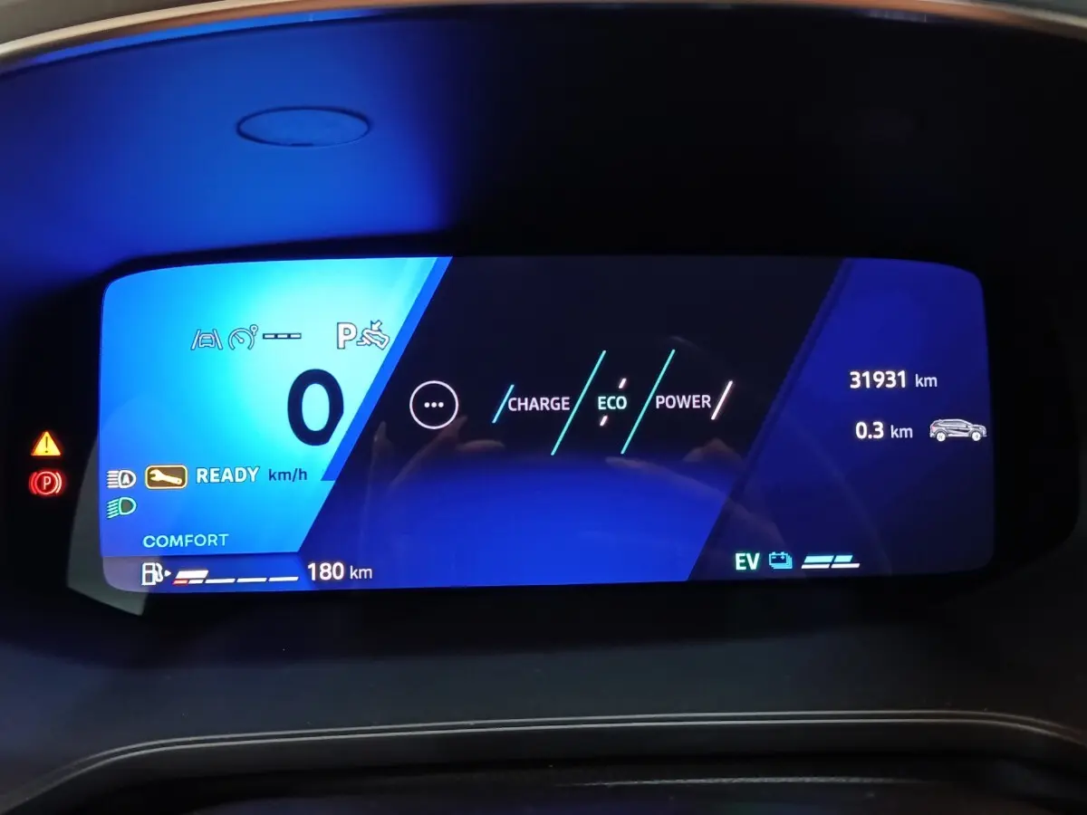 Affichage numérique du combiné d'instruments de la Renault Symbioz noir, montrant l'autonomie et modes de conduite.