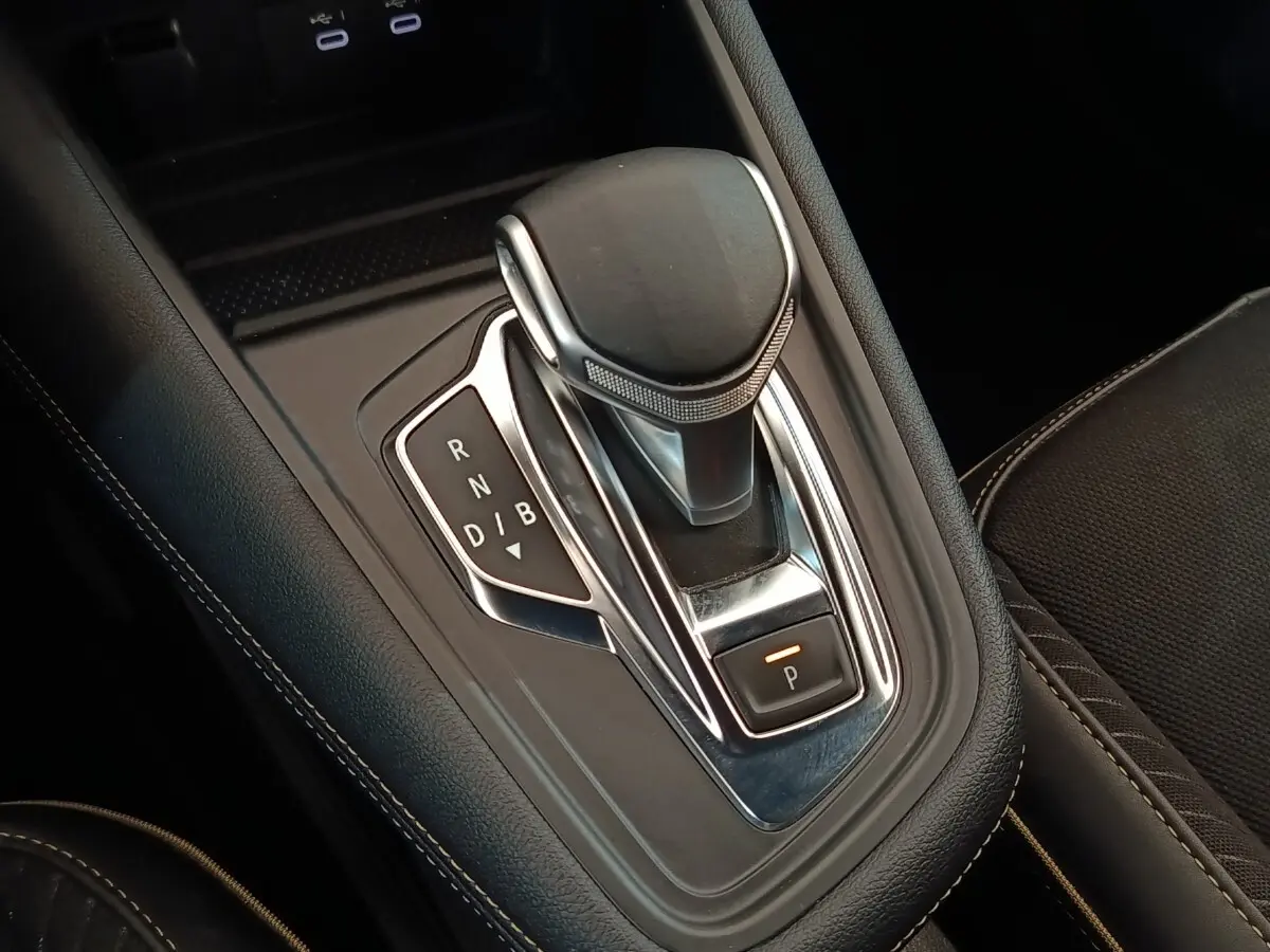 Le levier de vitesse automatique noir de la Renault Symbioz Iconic E-Tech, vue rapprochée intérieure.