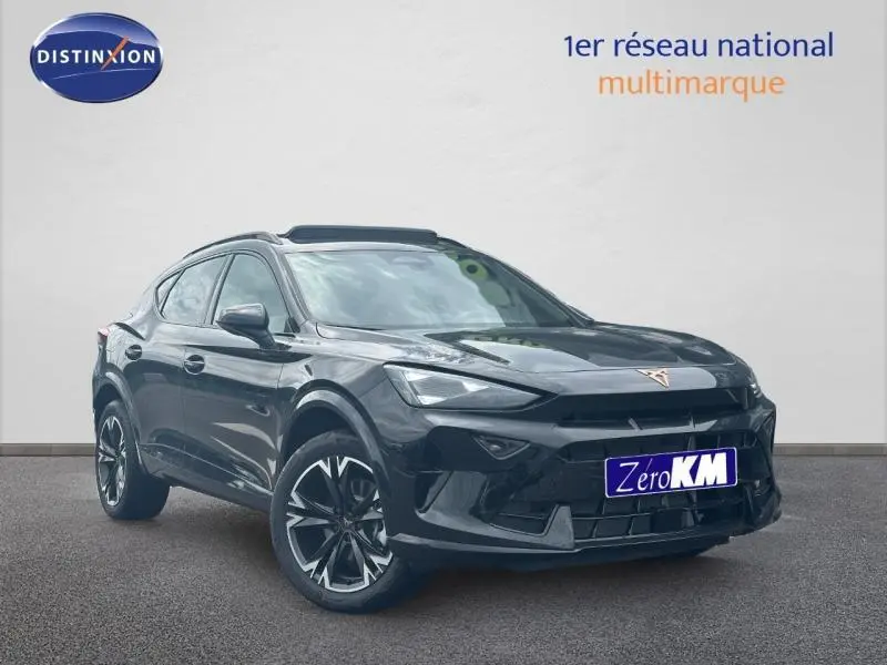 Vue 3/4 avant droite d'un CUPRA Formentor 2.0 TDI noir minuit métallisé avec jantes alu distinctives.