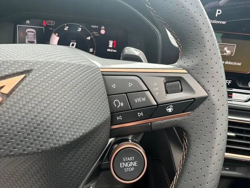 Gros plan sur le volant cuir perforé noir avec commandes multifonctions et bouton Start Engine Stop du CUPRA Formentor 2026.