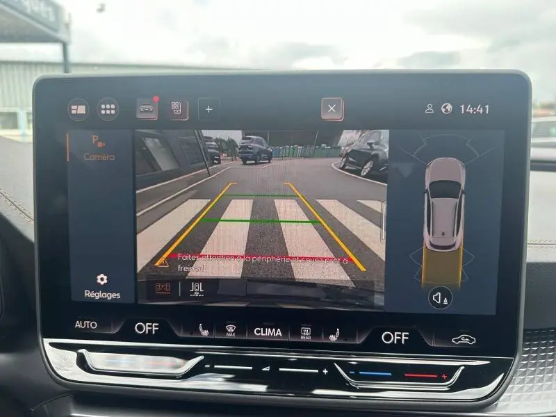 Écran tactile intérieur montrant la caméra de recul et l’aide au stationnement du CUPRA Formentor noir Minuit métallisé.