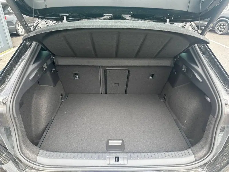 Coffre ouvert vu de l'arrière du CUPRA Formentor noir Minuit métallisé, montrant un espace de chargement propre et spacieux.