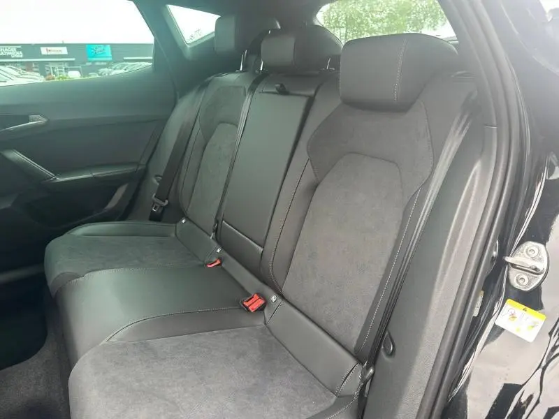 Vue intérieure côté droit des sièges arrière en textile et cuir noir du CUPRA Formentor 2.0 TDI 150ch V DSG7 2026.