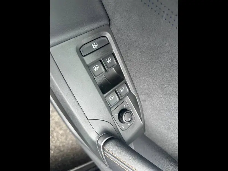 Gros plan sur les commandes des vitres électriques et réglage des rétroviseurs côté conducteur du CUPRA Formentor noir Minuit.