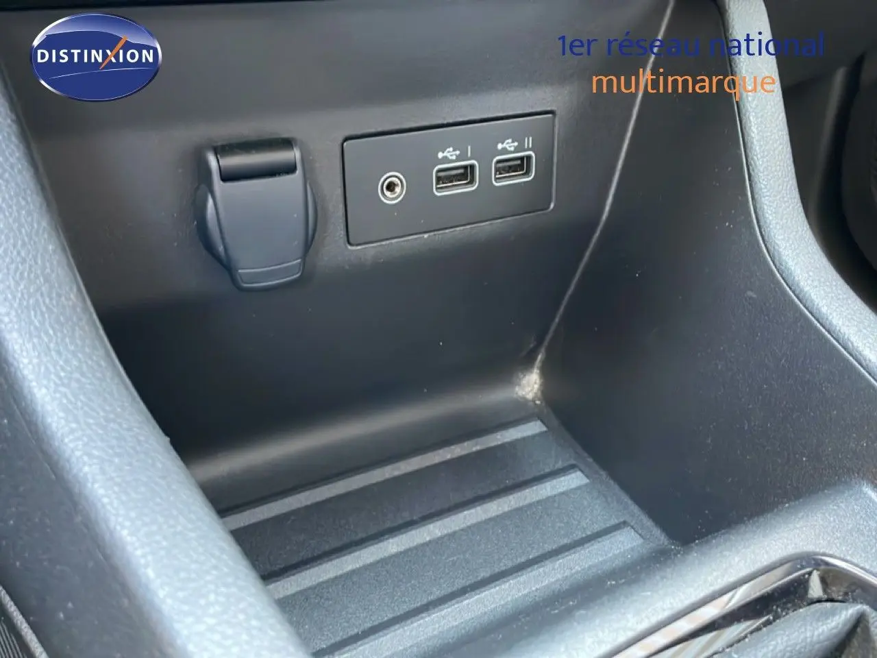 Gros plan sur la console centrale noire avec prises USB et prise jack de la Renault Clio V BluedCi 2025.