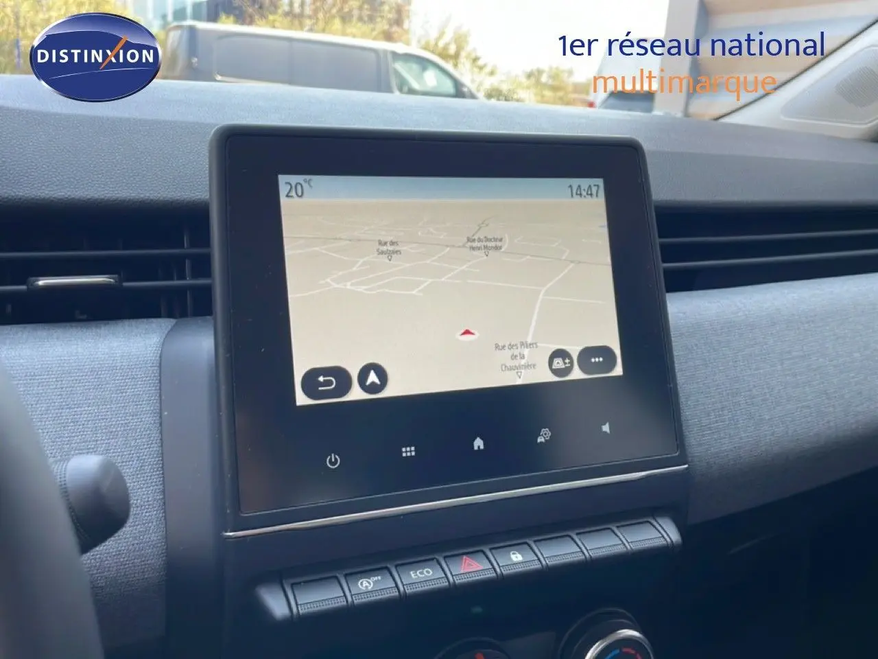 Vue intérieure du tableau de bord de la Renault Clio V BluedCi 100ch Evolution, écran tactile avec navigation affichée.