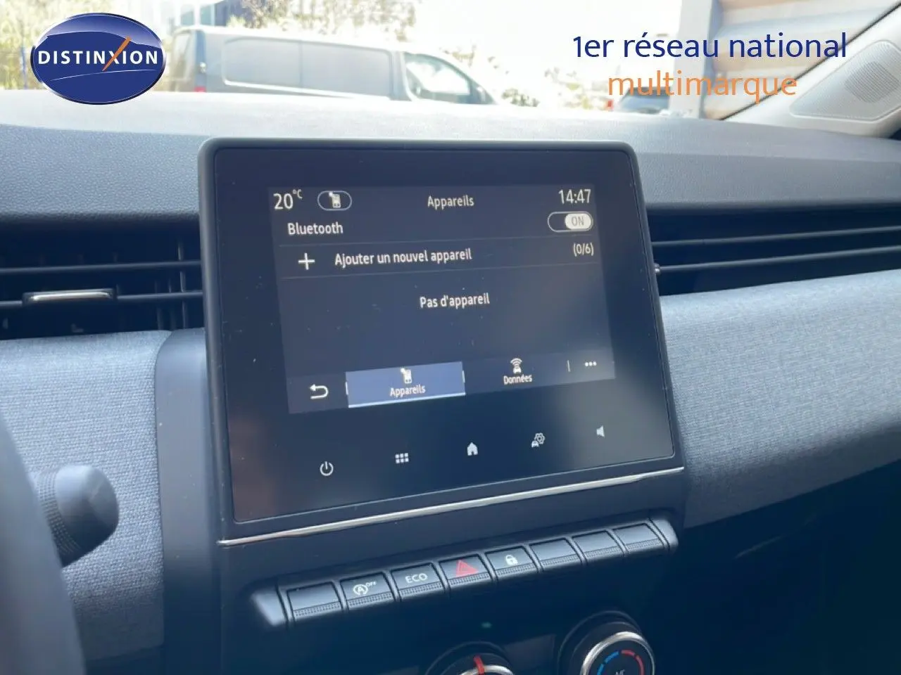 Vue intérieure centrée sur l'écran tactile du tableau de bord de la Renault Clio 2025, finition tissu gris clair.