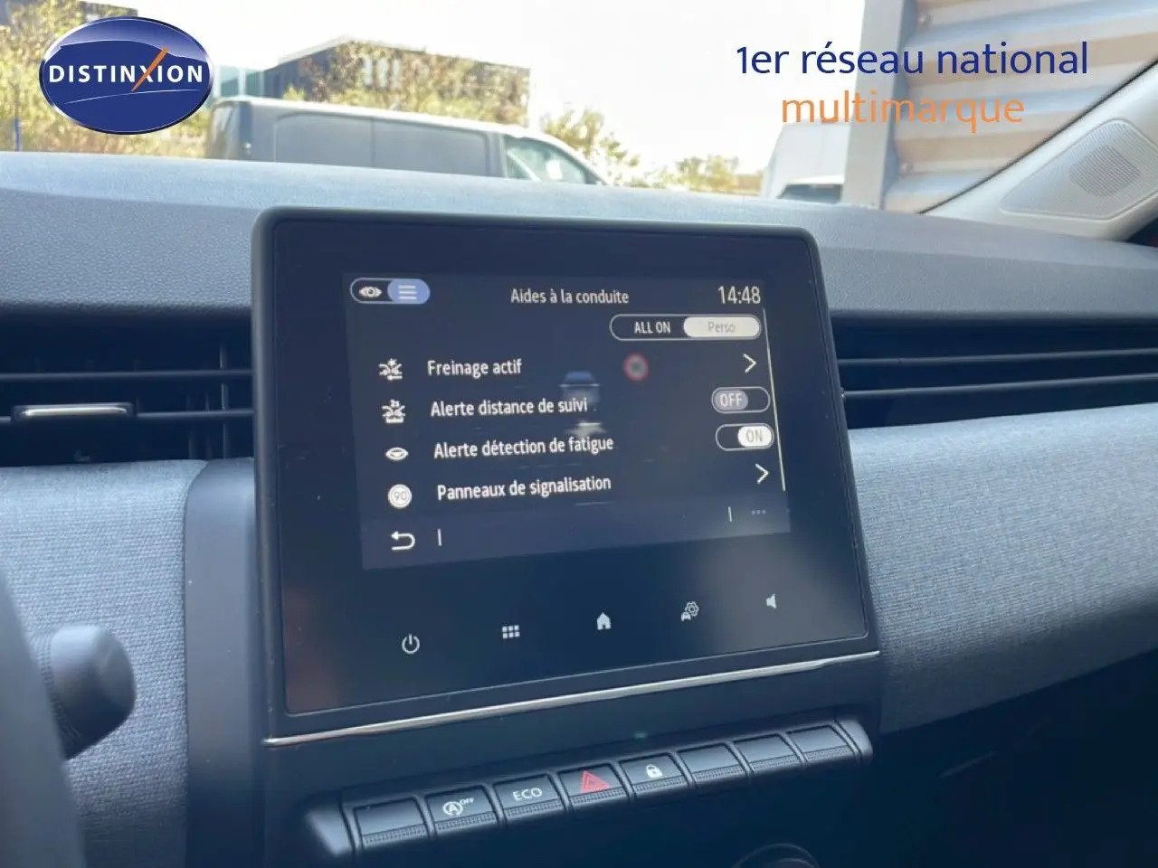 Écran tactile central affichant les aides à la conduite dans l’habitacle d’une Renault Clio 2025, intérieur gris.