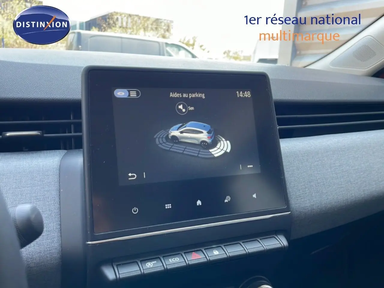 Écran tactile central affichant l'aide au parking dans l'habitacle d'une Renault Clio 2025, finition tissu noir.