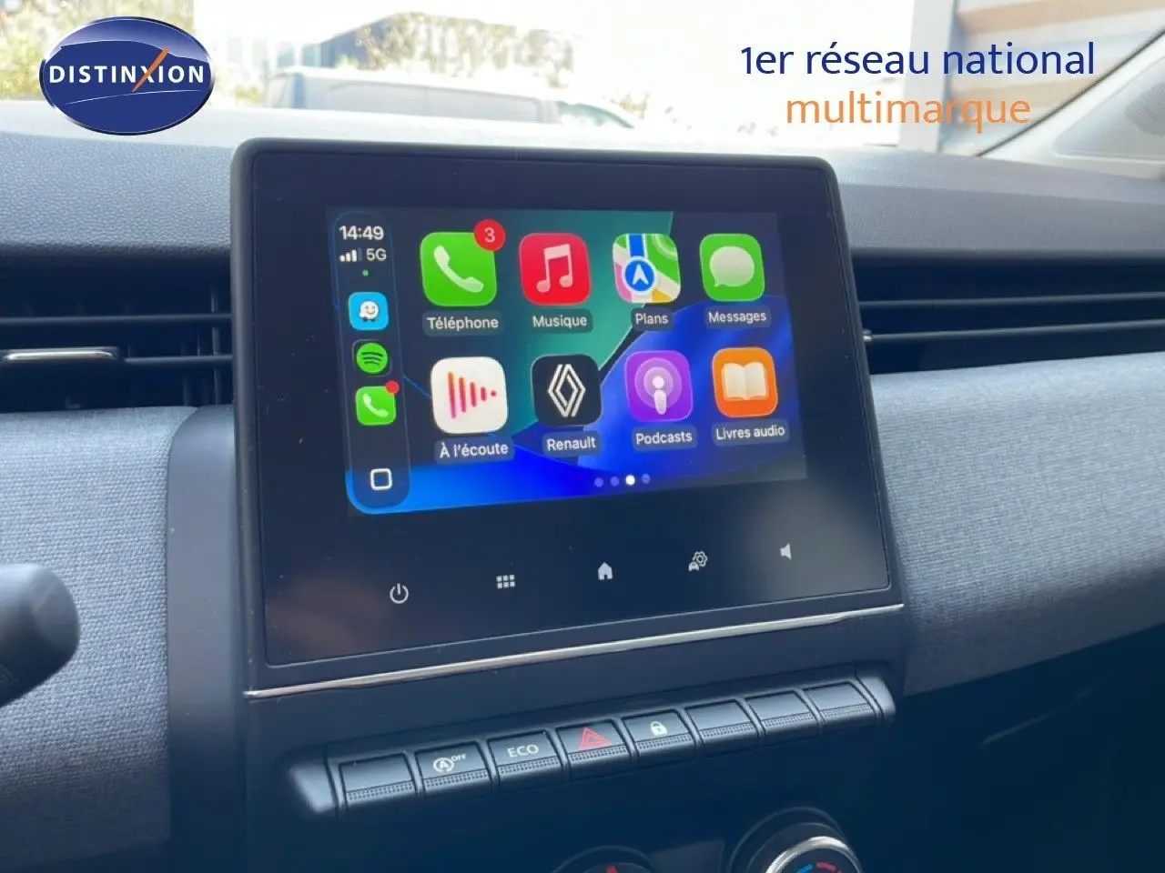 Écran tactile central de la Renault Clio V BluedCi 100ch Evolution 2025 avec interface connectée, vue intérieure frontale.
