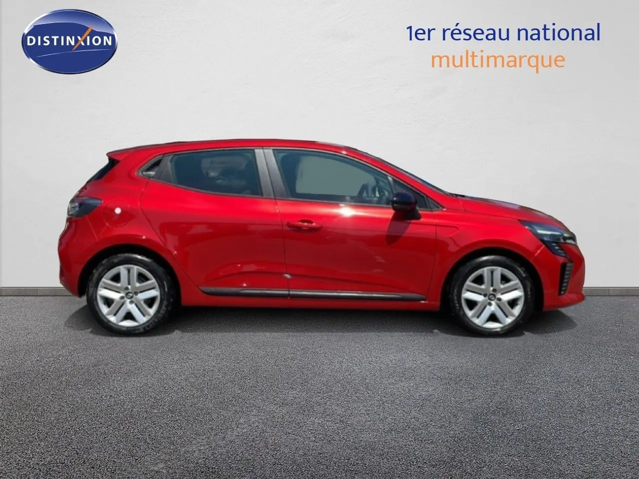 Profil droit de la Renault Clio 2025 rouge flamme métal, avec jantes alliage et lignes dynamiques visibles.