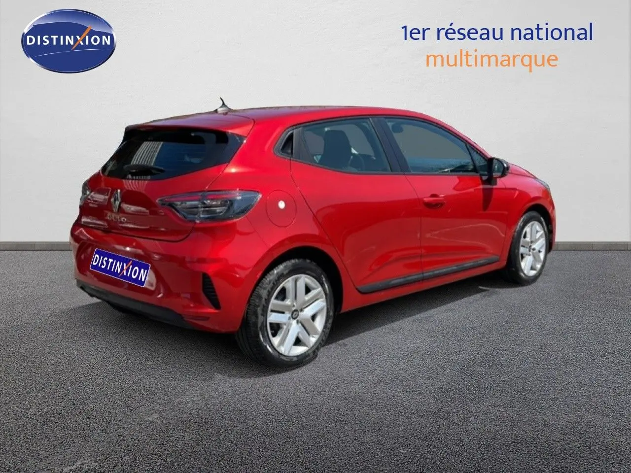 Renault Clio V BlueDCI 100ch Evolution rouge flamme métal, vue 3/4 arrière côté droit sur fond neutre.