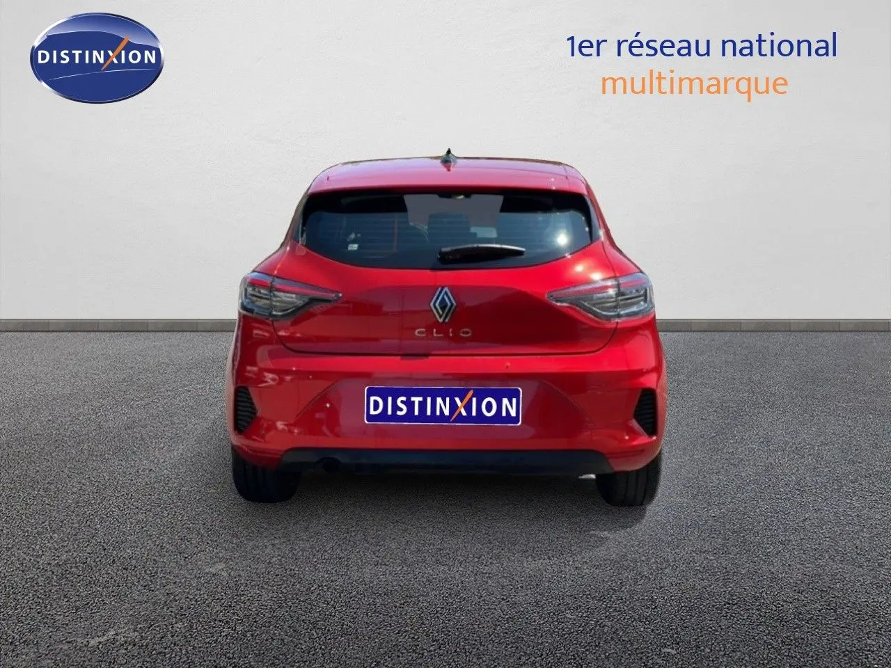Vue arrière d'une Renault Clio 2025 rouge flamme métal, avec feux arrière LED et logo centré sur le hayon.