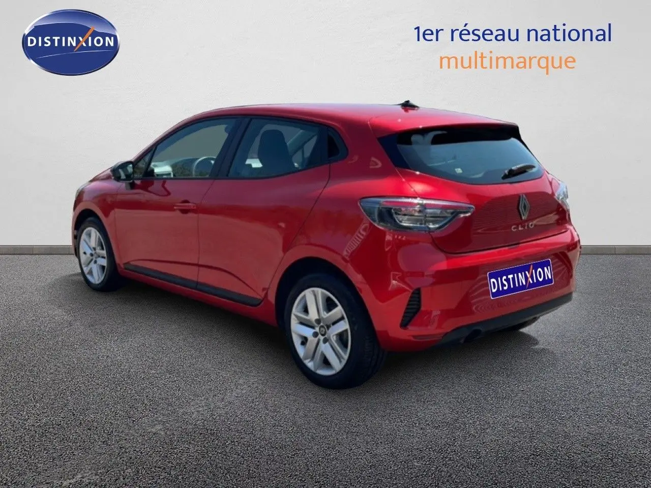 Renault Clio rouge flamme métal vue 3/4 arrière droit, mettant en valeur ses lignes fluides et ses feux arrière LED.