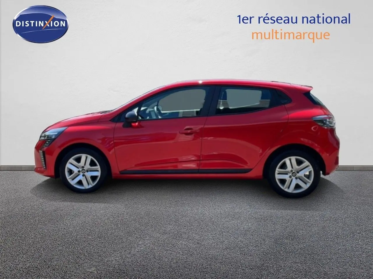 Profil droit d’une Renault Clio 2025 rouge flamme métal, compacte avec jantes alliage et vitres teintées.