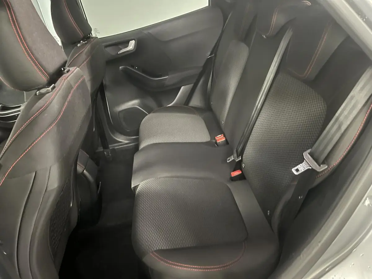 Vue intérieure côté droit de la banquette arrière noire avec surpiqûres rouges du Ford Puma gris 2021 ST Line.