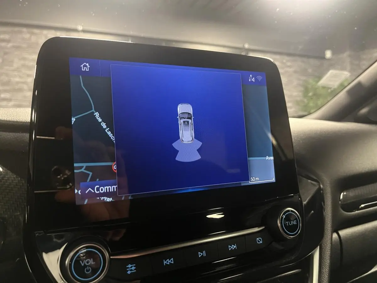 Écran tactile central du Ford Puma 2021 affichant la navigation et l'assistance au stationnement