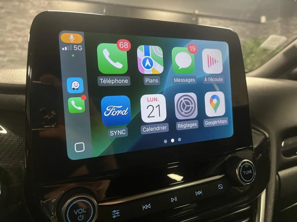 Écran tactile central du Ford Puma 2021 affichant Apple CarPlay avec plusieurs applications en cours.