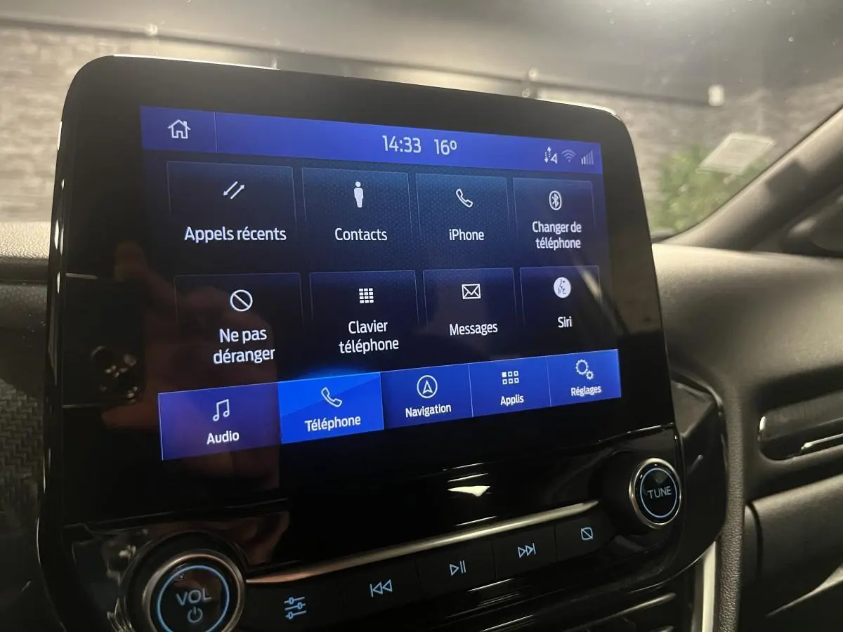 Écran tactile central du Ford Puma 2021 affichant les options téléphone et navigation dans un intérieur noir.