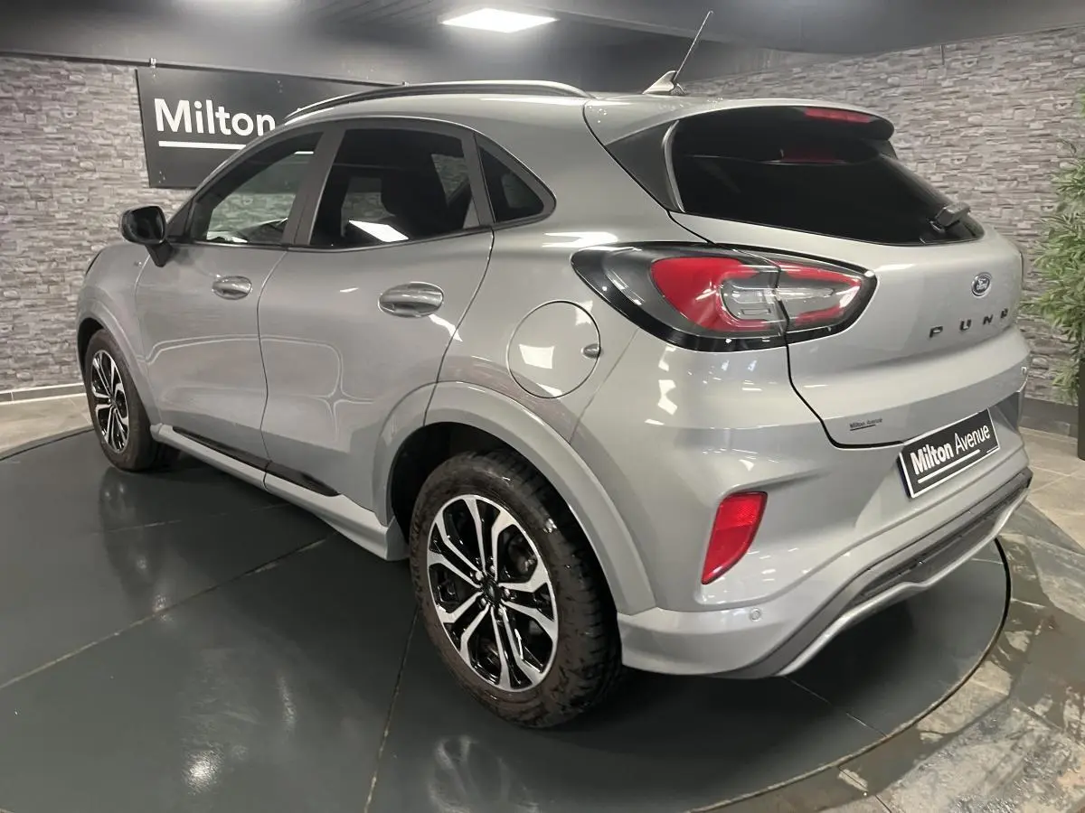 Vue 3/4 arrière droite du Ford Puma gris métallisé avec jantes alliage noires et vitres arrière surteintées.