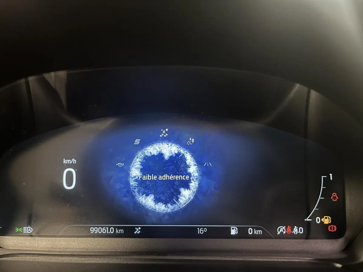 Combiné d'instrumentation numérique du Ford Puma gris, affichant 0 km/h et mode faible adhérence activé.