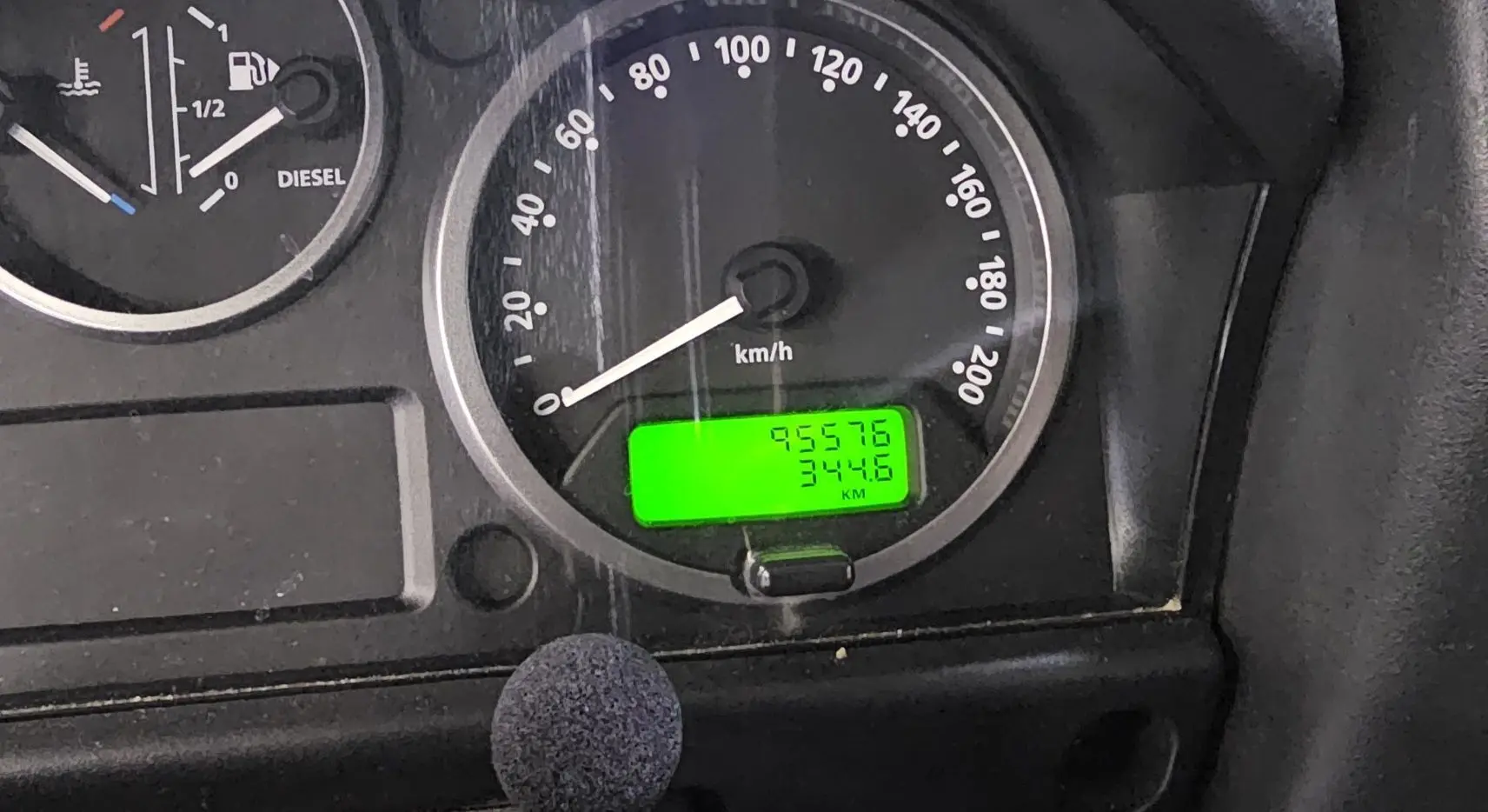 Gros plan sur le tableau de bord du Land Rover Defender 110 II Station Wagon S 2010, affichant compteur et jauge diesel.