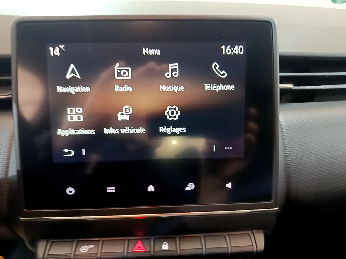 Écran tactile central affichant le menu multimédia dans l'habitacle d'une Renault Clio Business blanche de 2021.