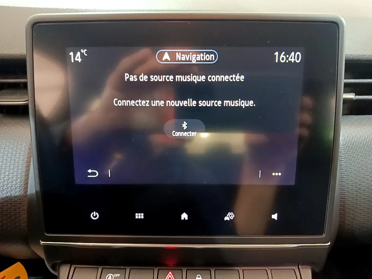 Écran tactile central de la Renault Clio Business blanc 2021 affichant un message de connexion Bluetooth pour la musique