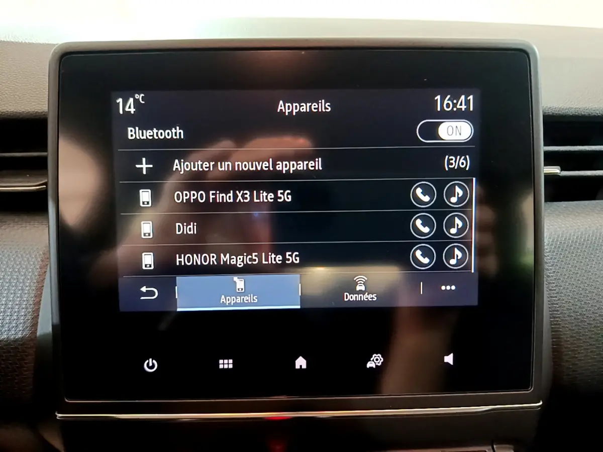 Écran tactile central de la Renault Clio Business 2021 affichant la liste des appareils Bluetooth connectés.