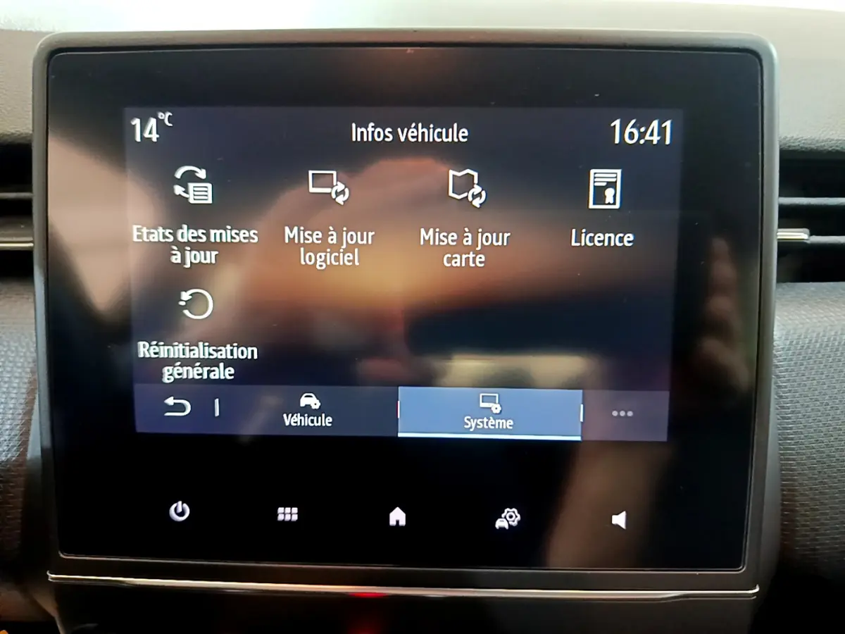 Écran tactile central de la Renault Clio Business blanc 2021 affichant le menu de mise à jour logiciel et carte.