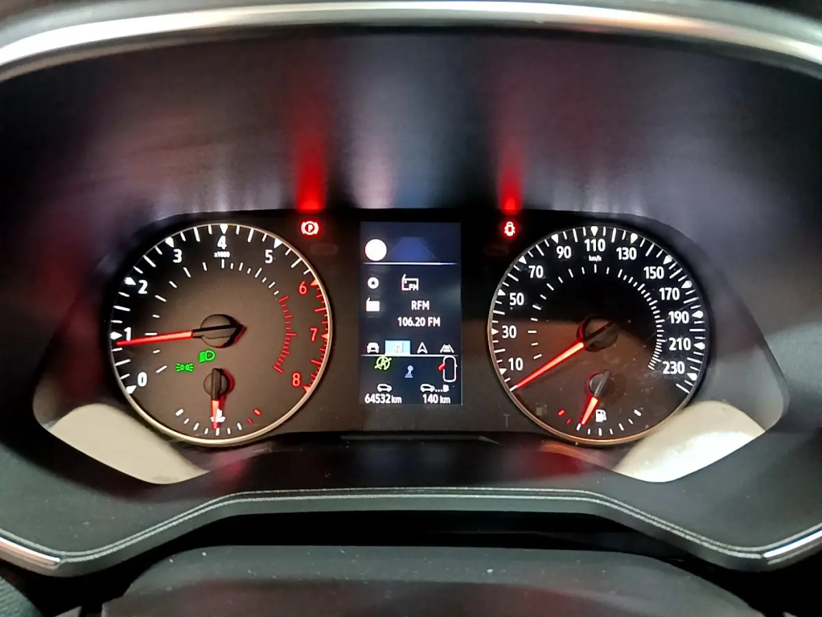 Tableau de bord de Renault Clio Business 2021 montrant compte-tours, vitesse, et écran multifonction central allumé.