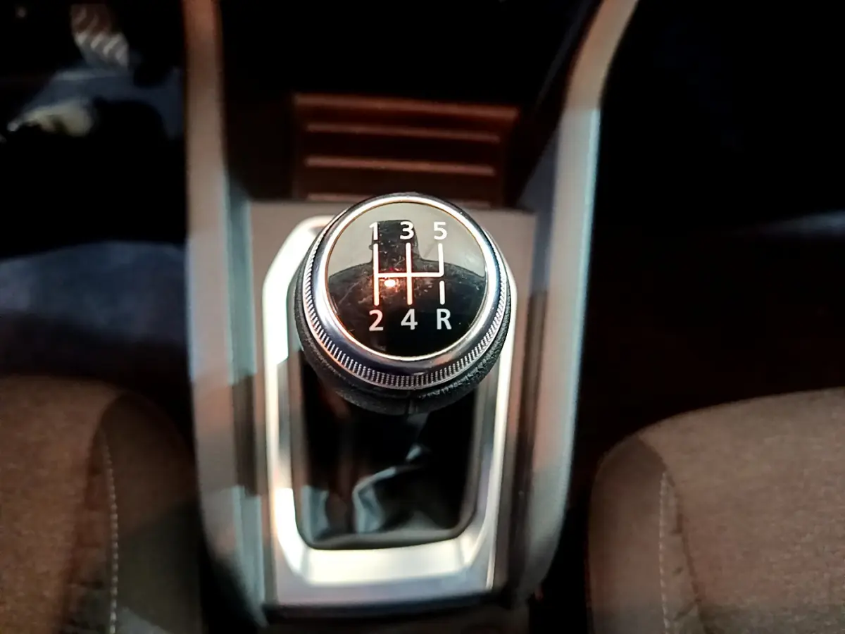 Le levier de vitesses manuel de la Renault Clio Business blanc, vu de dessus entre les sièges avant.