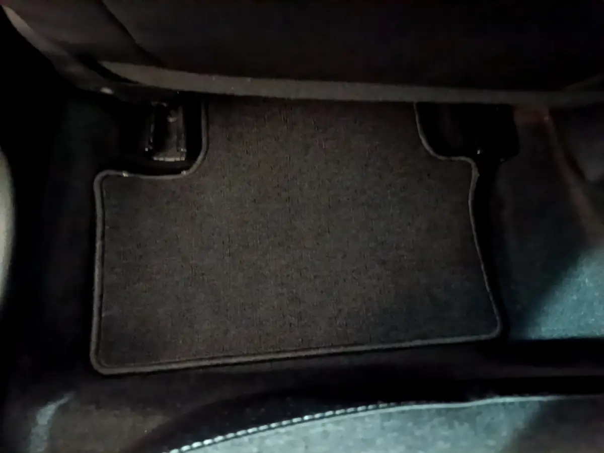 Tapis de sol noir côté passager avant dans une Renault Clio Business blanche essence 2021.