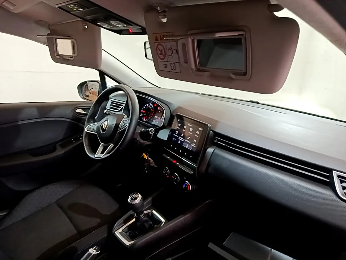 Intérieur de la Renault Clio Business 2021 vu côté conducteur, volant cuir, écran tactile central et boîte manuelle.