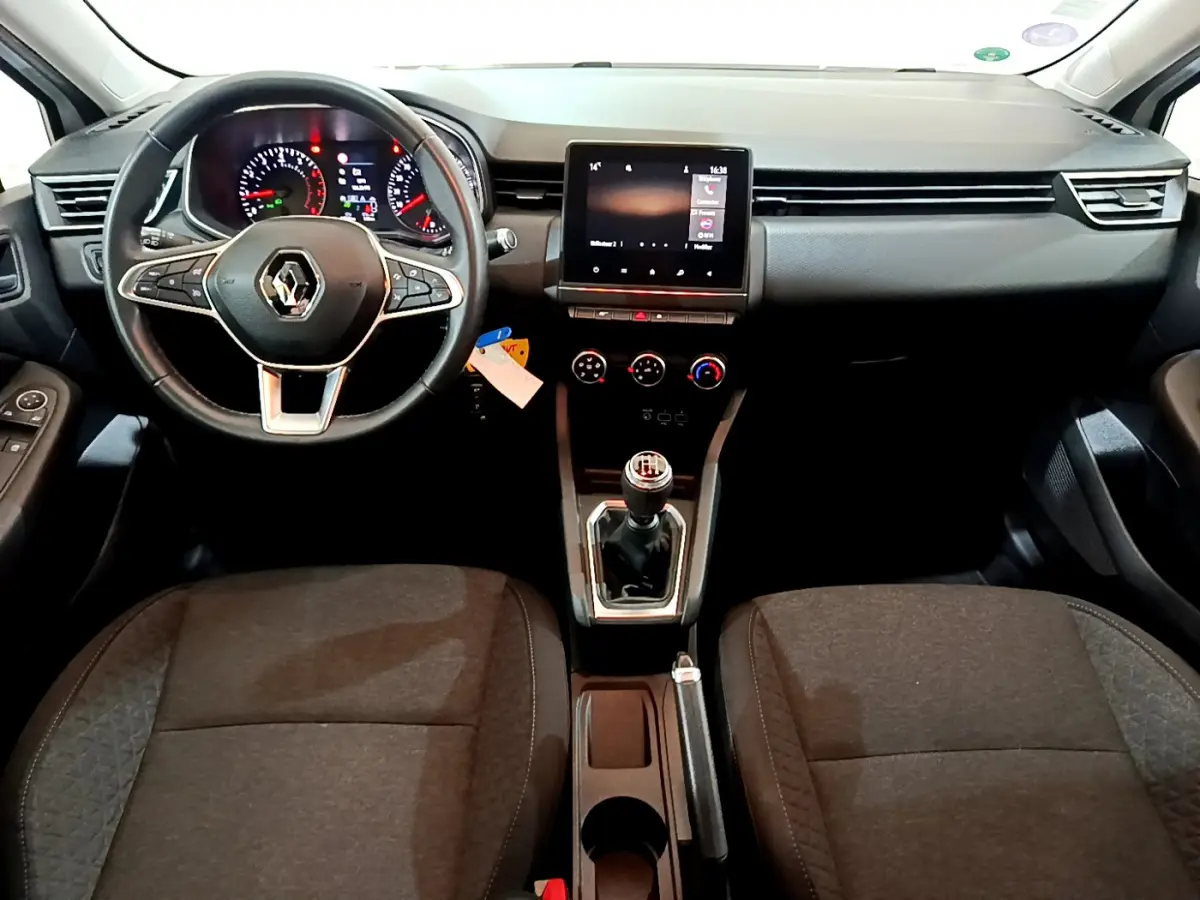 Intérieur Renault Clio Business 2021 vu de face, volant cuir, écran tactile central et levier de vitesse manuel visibles.
