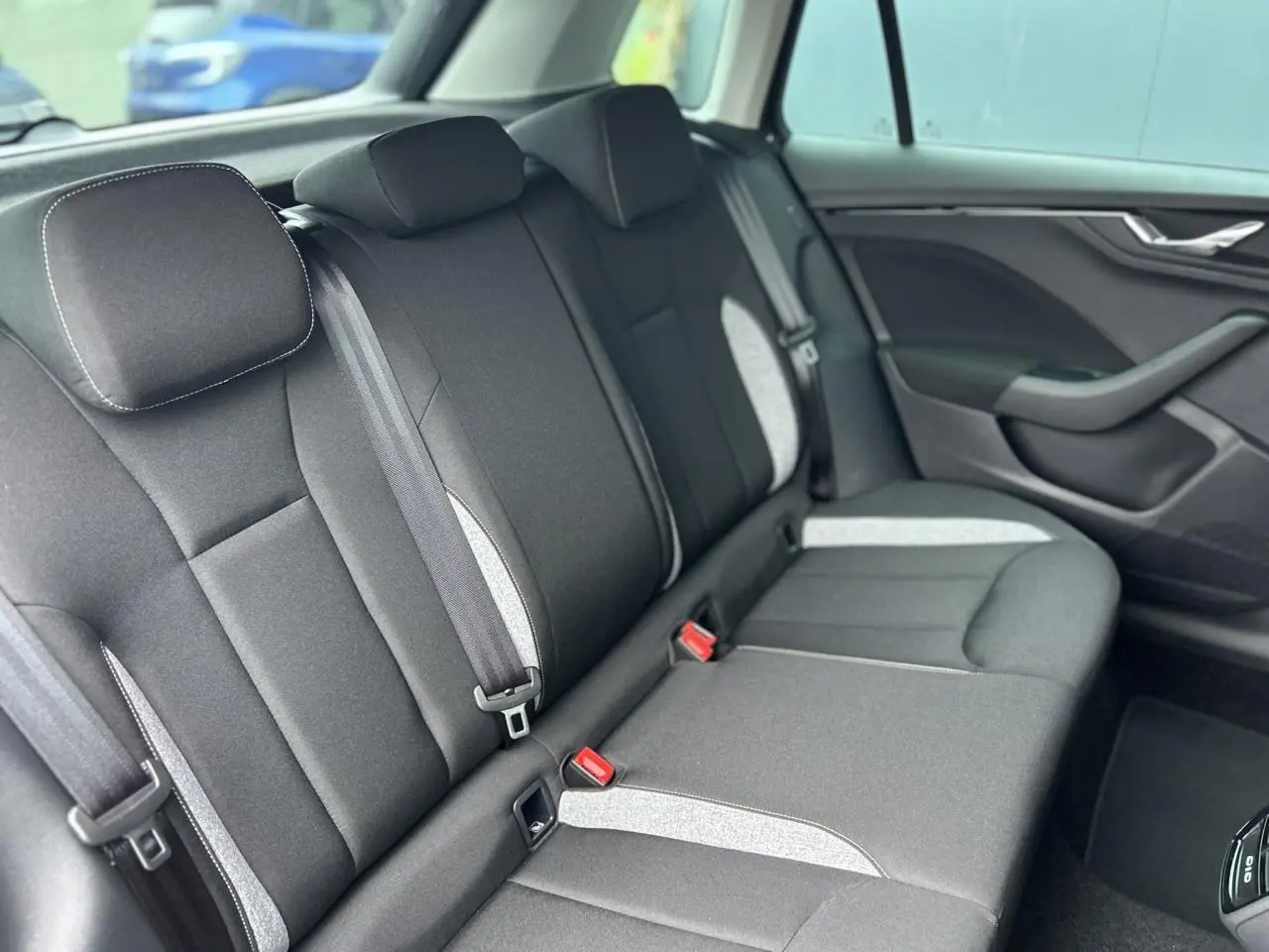 Vue intérieure côté droit des sièges arrière noirs avec inserts gris clairs du Skoda Kamiq 2025.