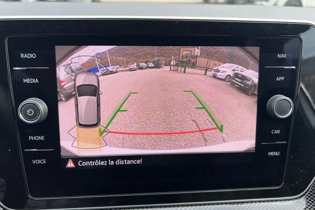 Affichage caméra de recul du Volkswagen T-Cross gris argent, vue arrière avec lignes de guidage vertes et rouges.