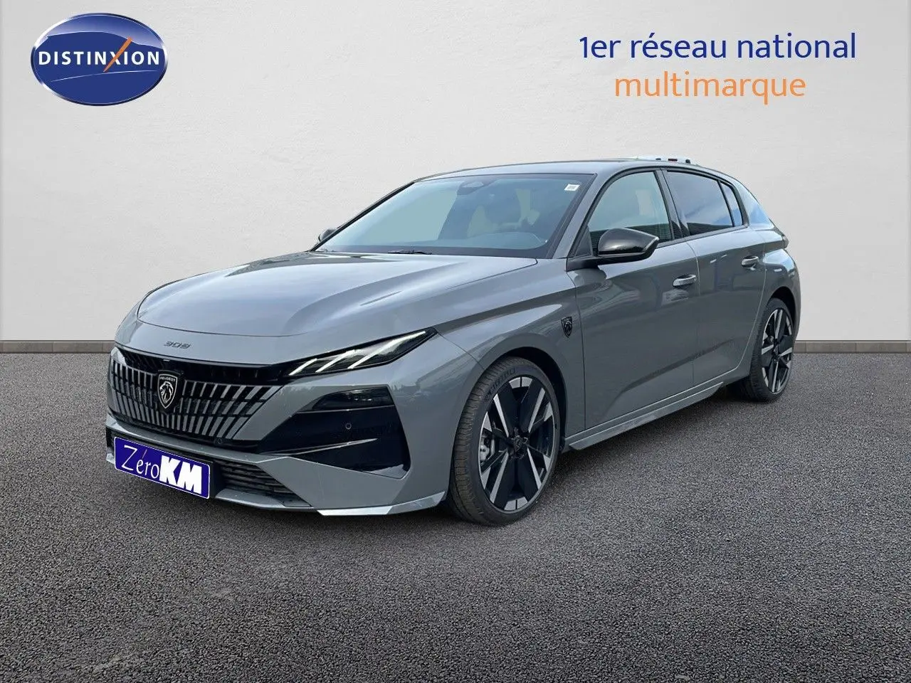 Peugeot 308 gris sélénium métal en 3/4 avant droit, avec calandre noire distinctive et jantes alliage noires.