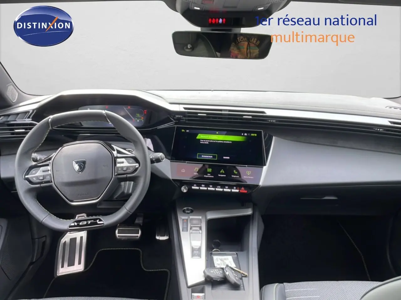 Intérieur de la Peugeot 308 1.2 Hybrid 145ch GT 2026, vue frontale du poste de conduite avec volant GT et écran tactile central.
