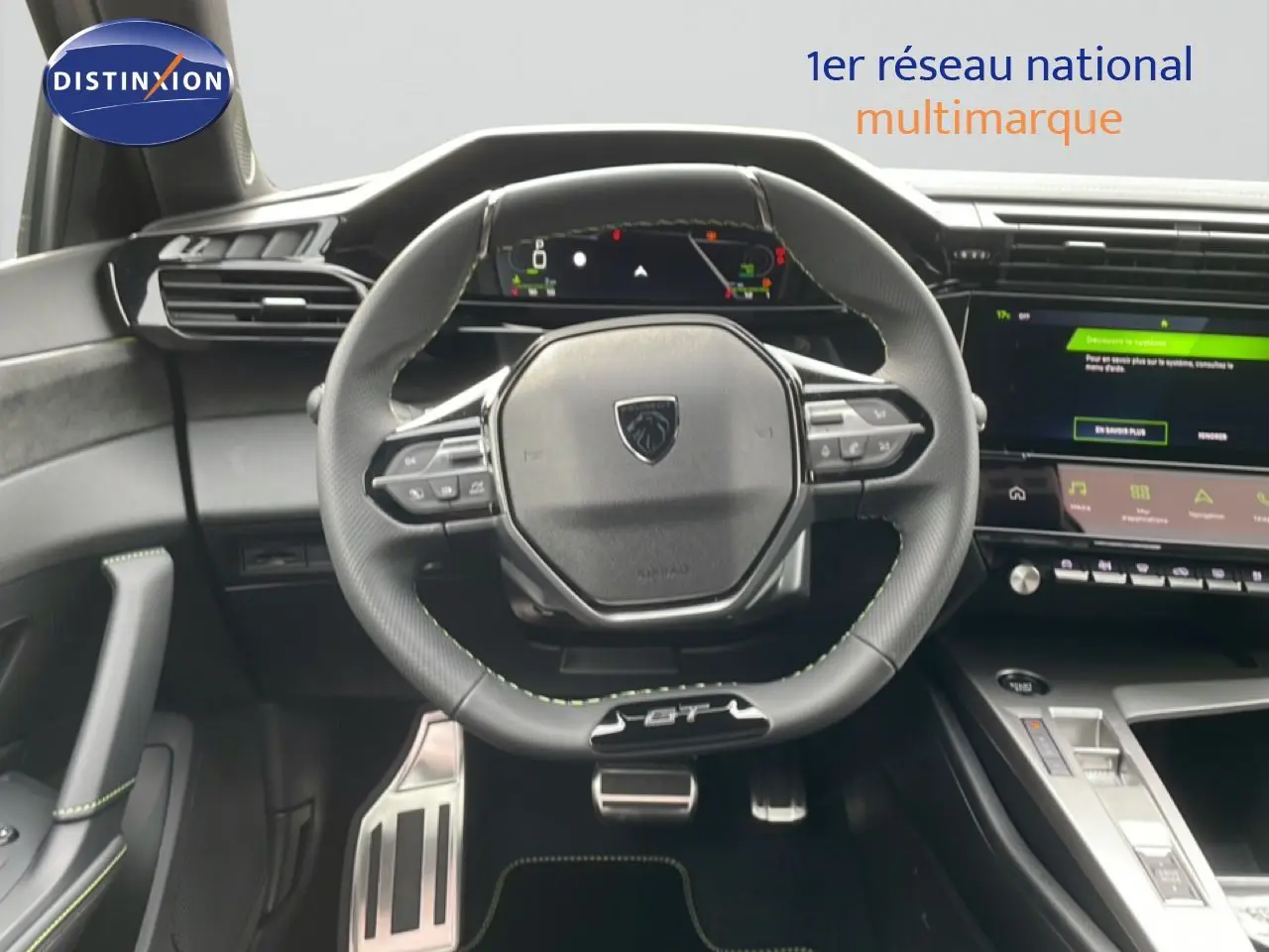 Vue intérieure centrée sur le volant cuir noir GT et tableau de bord digital de la Peugeot 308 gris selenium 2026.