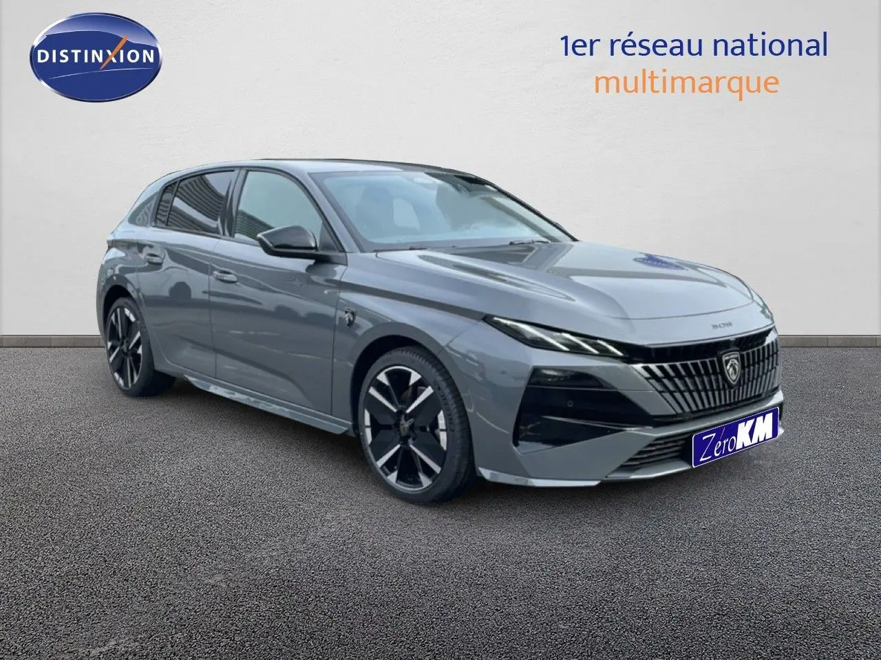 PEUGEOT 308 gris selenium métal en 3/4 avant droit, avec calandre noire et jantes alliage distinctives.