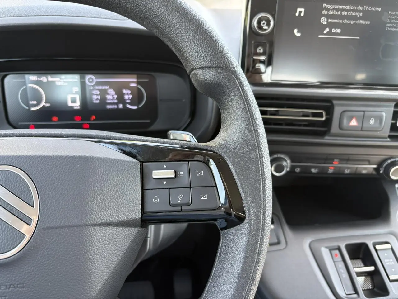 Vue rapprochée du volant multifonction et du tableau de bord numérique du Citroën Berlingo électrique 2025, ambiance Urban Grey.