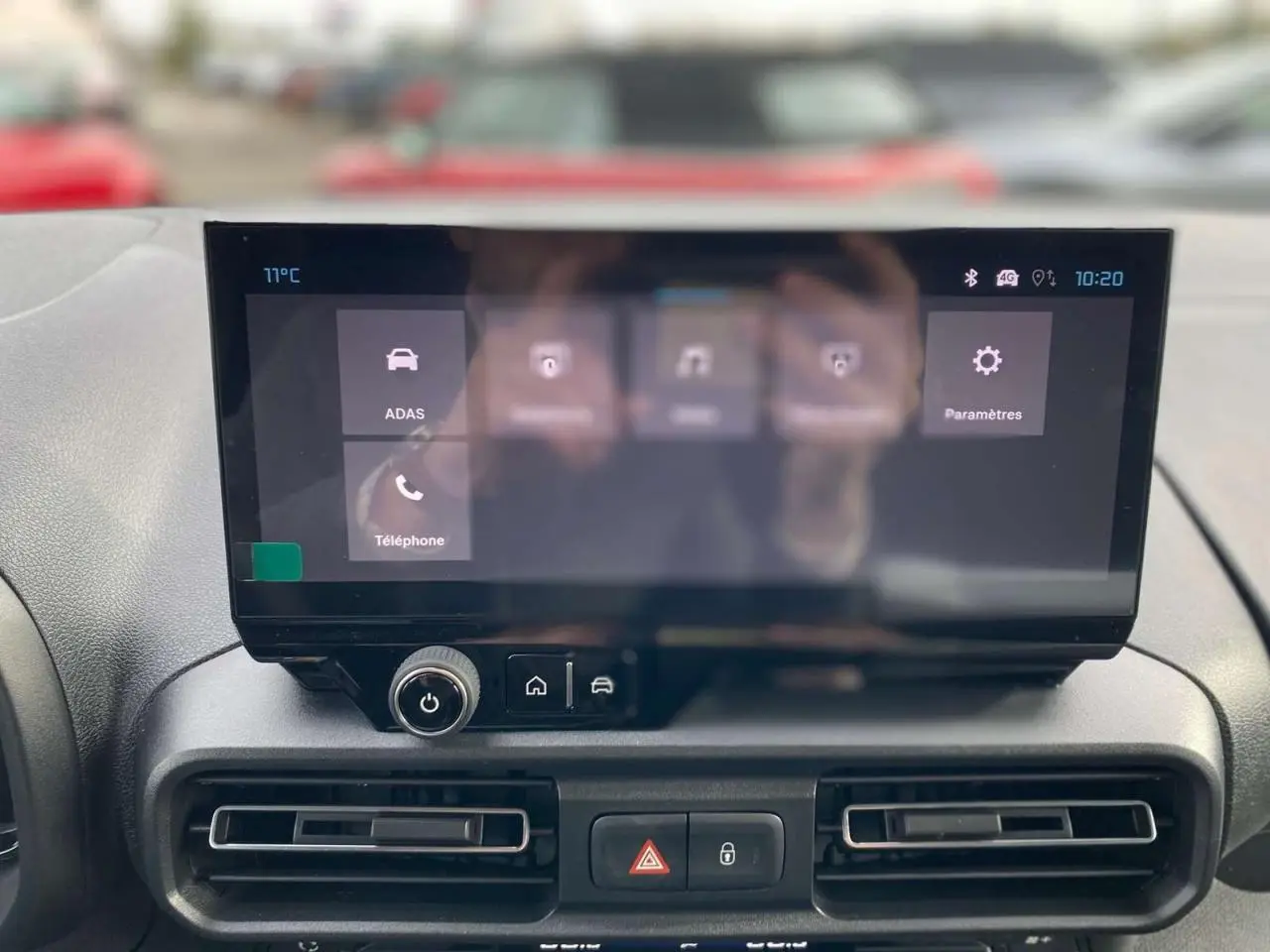 Écran tactile central du tableau de bord du Citroën Berlingo Multispace 2025, avec commandes et aérateurs visibles.
