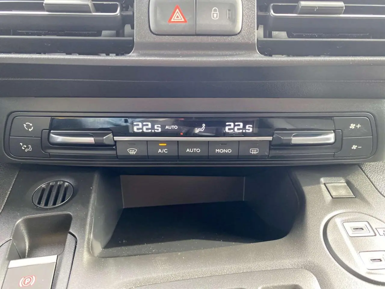 Détail du tableau de bord du Citroën Berlingo 2025 blanc, montrant la climatisation automatique à 22,5°C.