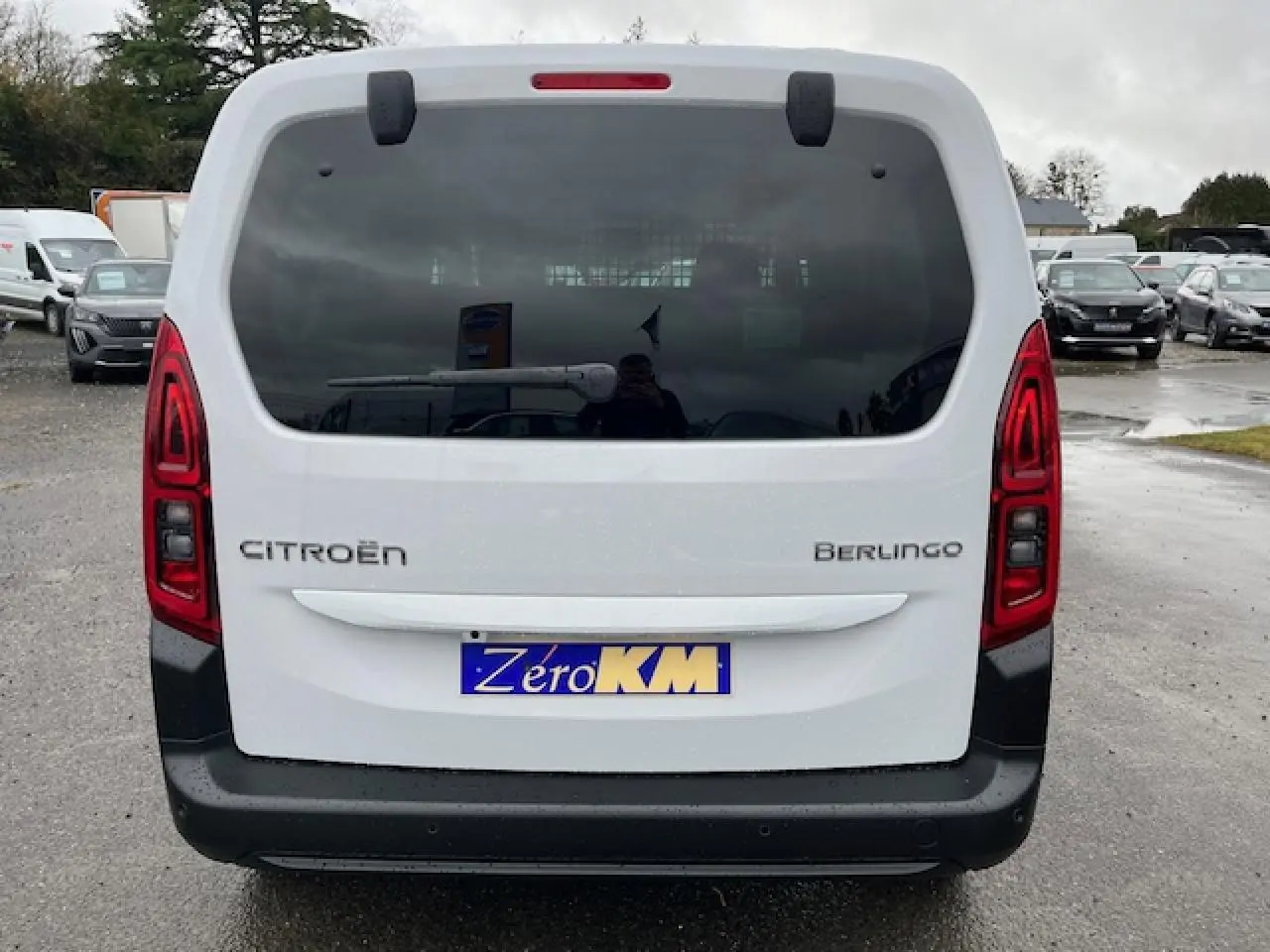 Vue arrière du Citroën Berlingo blanc 2025 Multispace avec feux rouges et plaque d'immatriculation Zero KM.