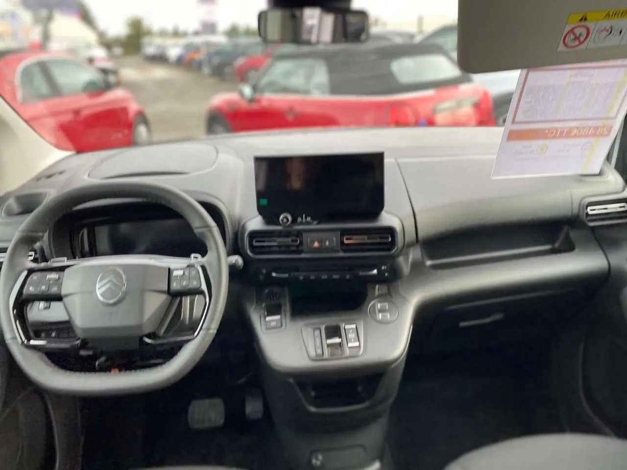Vue intérieure du tableau de bord du Citroën Berlingo Multispace blanc 2025, avec volant multifonction et écran central.
